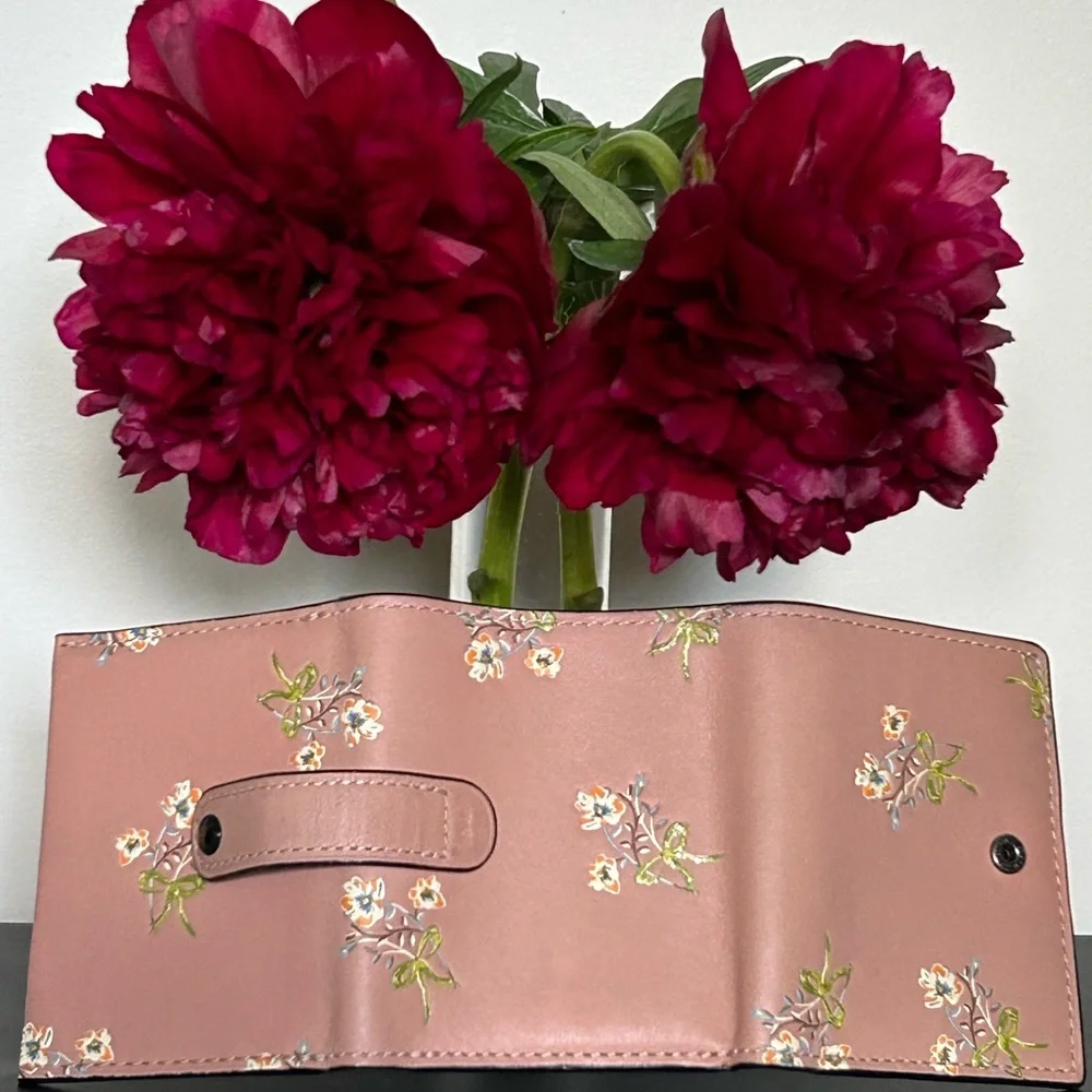 COACH 1941 Glovetanned Leather Trifold Compact Wallet w/Floral Bow Embossing